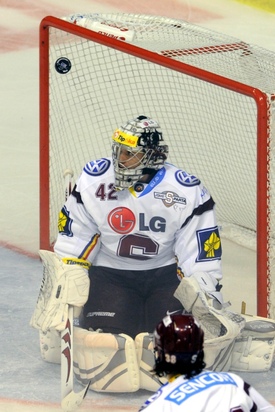 Brankář Sparty Tomáš Pöpperle.