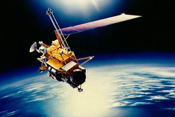 UARS váží šest tun, ale jeho větší část shoří v atmosféře. UARS váží šest tun, ale jeho větší část shoří v atmosféře.