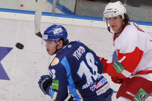 Darcy Verot (vpravo) při svém extraligovém debutu nebyl téměř vidět.