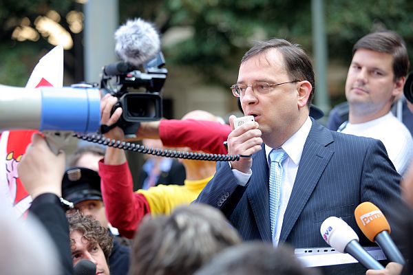 Petru Nečasovi se podařilo demonstrující starosty uklidnit.