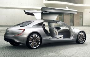 Experimentální Mercedes-Benz 125! a kombinovaným pohonem.