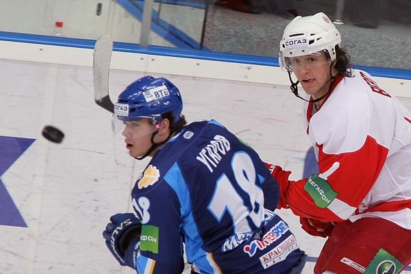 Bitkař Darcy Verot (vpravo) velmi rychle opouští české ledy.