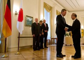 Personálně ochromené vztahy. Německý prezident Wulff na japonské ambasádě v Berlíně (ilustrace). 