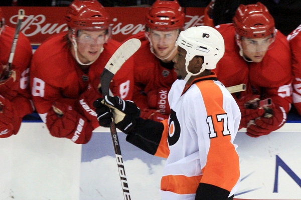 Wayne Simmonds projíždí okolo střídačky Detroitu.