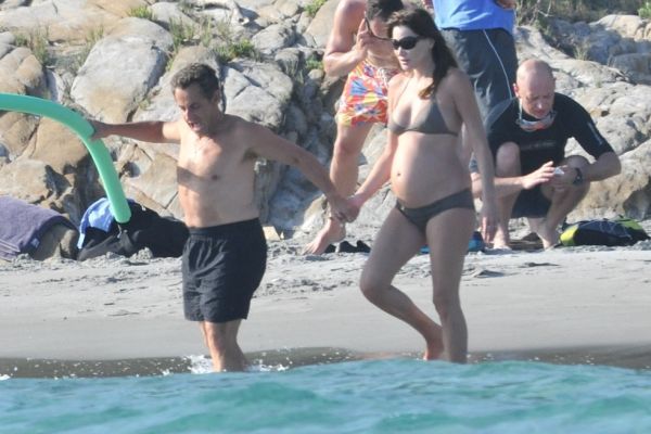 Těhotná první dáma Francie se svým manželem, prezidentem Sarkozym.