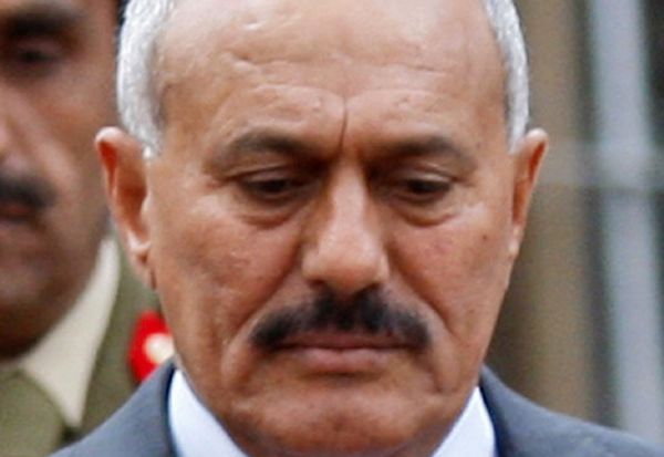 Prezident Sálih byl těžce zraněn, nejspíše po explozi střely z granátometu. 