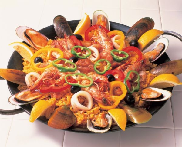 Španělská paella s mořskými plody a mušlemi. 