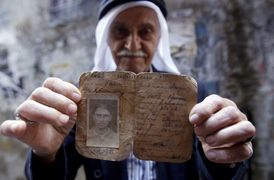 "Arab. Dělník." Starý pas z britské mandátní Palestiny.