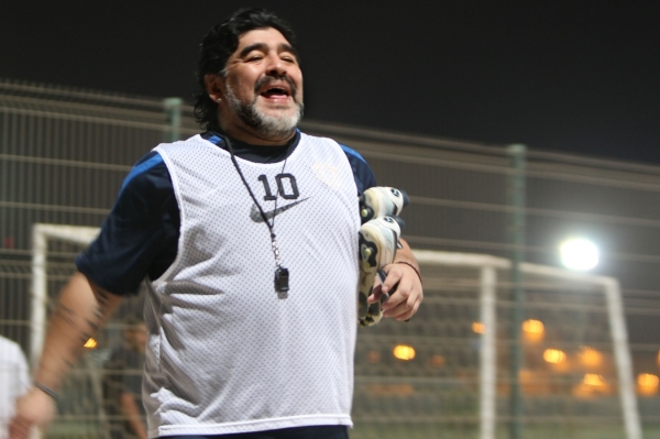 Diego Maradona nakopl fanouška svého týmu. Diego Maradona nakopl fanouška svého týmu.