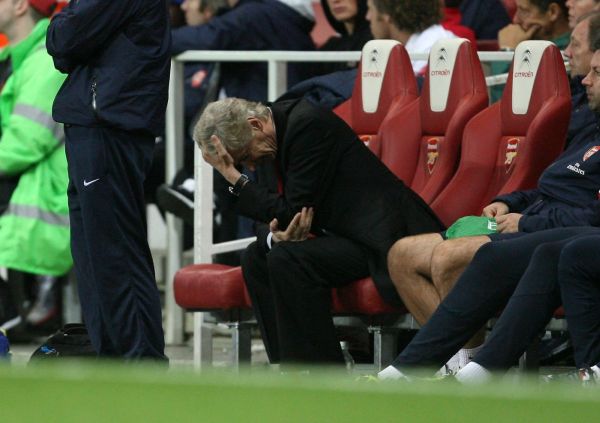 Arséne Wenger se trápí... Arséne Wenger se trápí...