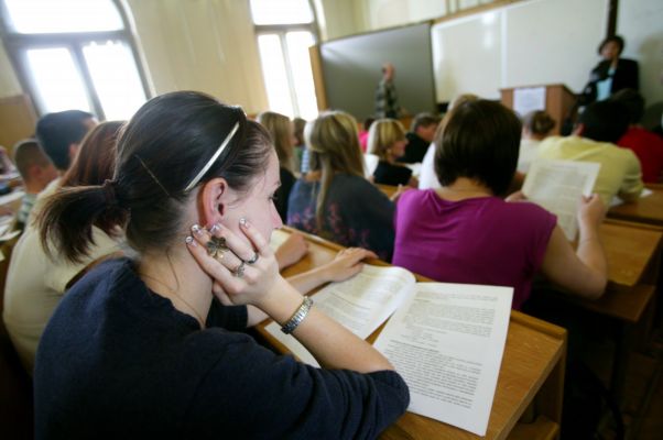 Vysokoškoláci nejsou nezaopatřené děti, ale dospělí lidé, volají odborníci.