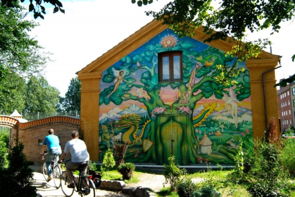 Christiania je zelené město bez aut, píše se v průvodci. 
