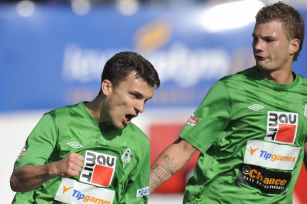 Lafata (vlevo) vstřelil dvě branky z penalty.