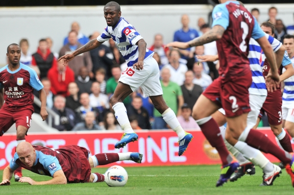 Fotbalisté Aston Villy a QPR v utkání 6. kola anglické ligy
