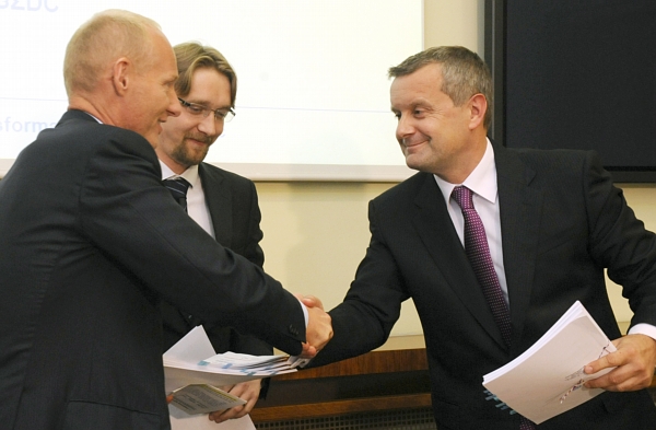 Podle odboráře Duška je šéf SŽDC Pavel Habarta (vpravo) ve své funkci protizákonně. Podle odboráře Duška je šéf SŽDC Pavel Habarta (vpravo) ve své funkci protizákonně.