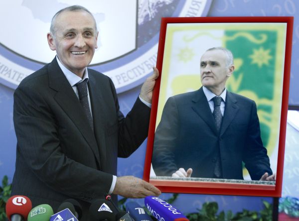 Nově inaugurovaný prezident Alexandr Ankvab se svým portrétem.