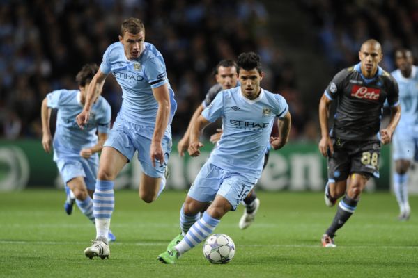 Útočníci Manchesteru City Edin Džeko (vlevo) a Sergio Aguerro.