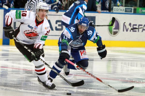 Roman Červenka (vlevo) v KHL září.