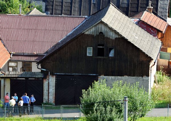 Dům v Širokém Dole, v němž byla nalezena těla mrtvých dětí. Dům v Širokém Dole, v němž byla nalezena těla mrtvých dětí.