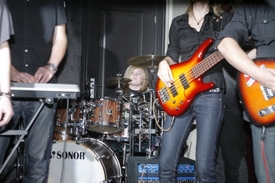Syn Ivety Bartošové Artur si založil rockovou skupinu Black Salát. Matka na koncert nesměla.