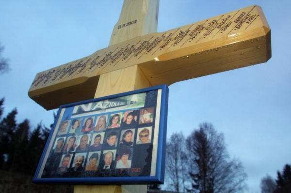 Při nehodě autobusu u Nažidel zahynulo dvacet lidí.