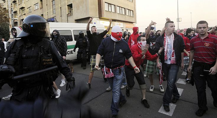 Návrh trestat fanoušky za zakrývání obličeje u poslanců narazil.