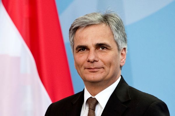 Rakouský kancléř Werner Faymann. Zapáchající reklama...