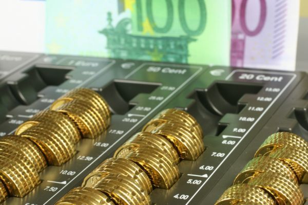 Daň nepřináší mnoho peněz a situaci v eurozńě nijak nepomáhá.