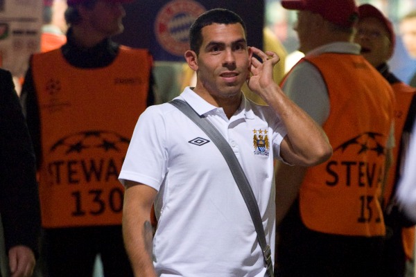 Carlos Tévez opouští ve středu stadion Bayernu Mnichov.