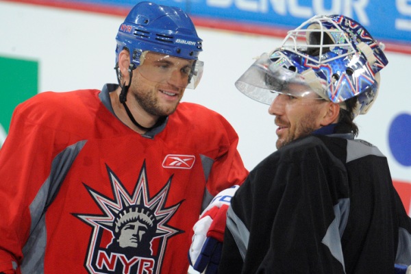 Brankář New Yorku Henrik Lundqvist s Mariánem Gáboríkem na tréninku Rangers v Praze.