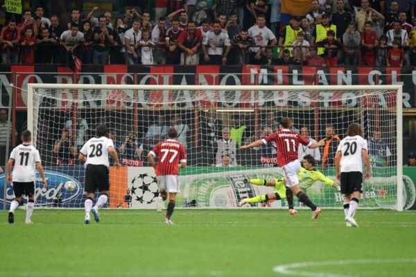 Zlatan Ibrahimović proměňuje nařízenou penaltu.