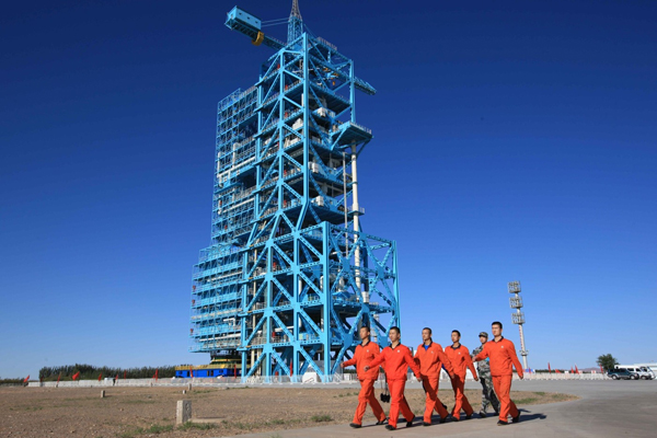 Tým, který načerpal palivo do nepilotované rakety Dlouhý pochod.