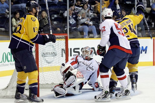 Tomáš Vokoun dostává gól od Nashvillu v přípravném zápase NHL.
