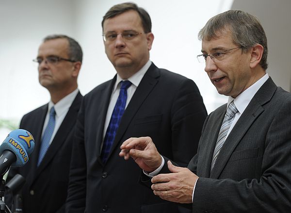 Ministr práce Jaromír Drábek (vpravo), premiér Petr Nečas a ministr financí Miroslav Kalousek.