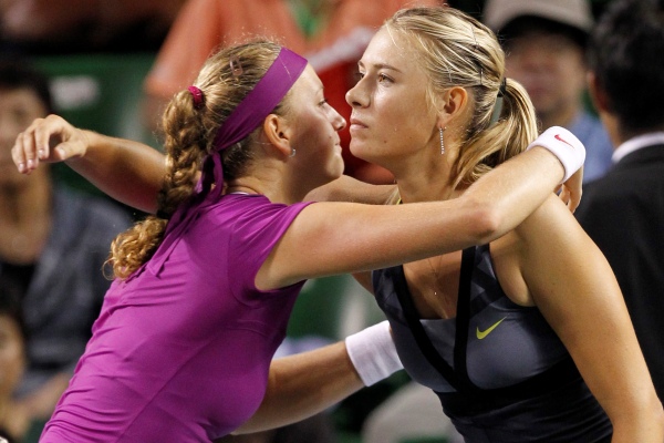 Petra Kvitová (vlevo) a Maria Šarapovová po čtvrtfinále v Tokiu.