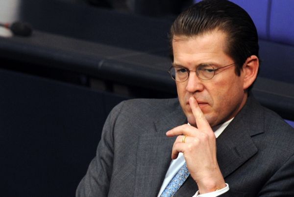 P dlouhých týdnech zčásti trapných tahanic opustil Guttenberg post ministra obrany.