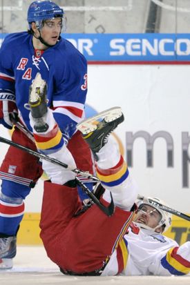 Mats Zuccarello (vlevo) z New York Rangers a sparťan Jiří Moravec.