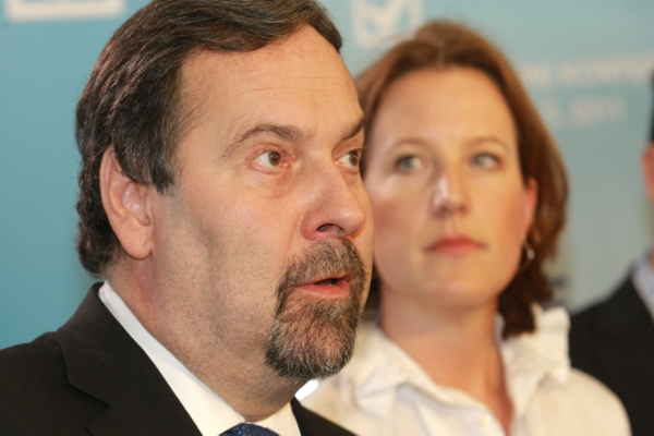 Radek John a Karolína Peake.