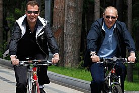 A tady je premiér Putin s prezidentem Medveděvem na kole.