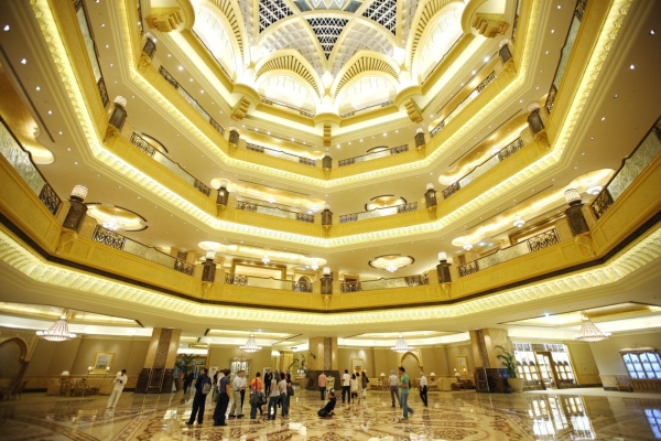 Při stavbě hotelu Emirates Palace bylo použito 81 tun zlata.