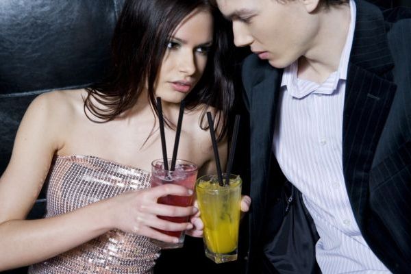 Nejčastěji k alkoholu svádějí přátelé nového partnera, tvrdí studie.