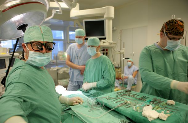 Každý třetí zákrok provádějí neerudovaní lékaři, varují odborníci.