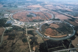 Fermilab s urychlovačem je umístěn nedaleko Chicaga. Jeho práci nahradí LHC ve Švýcarsku.