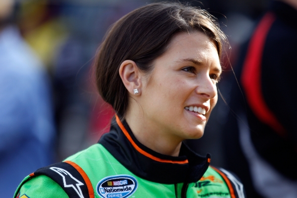 Danica Patricková měla do formule 1 v posledních letech nejblíže. Půvabná Američanka jezdí v zámořské sérii Indy Car.