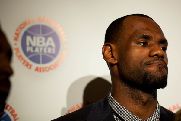 Hvězda NBA LeBron James informuje novináře o průběhu pátečního jednání.