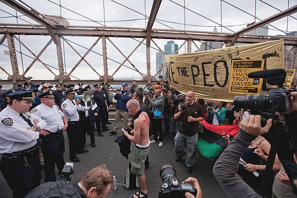 Momentka z protestu v New Yorku, po němž policie zatkla na 700 demonstrantů.