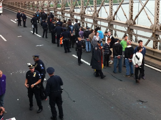 Momentka z protestu v New Yorku, po němž policie zatkla na 500 demonstrantů.