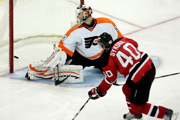Petr Sýkora dává gól v přípravném zápase New Jersey s Philadelphií.