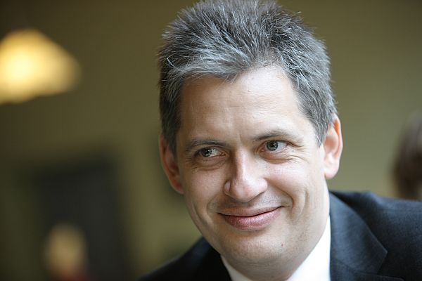 Jiří Dienstbier, podle průzkumu STEM nejpopulárnější politik v zemi. Jiří Dienstbier, podle průzkumu STEM nejpopulárnější politik v zemi.