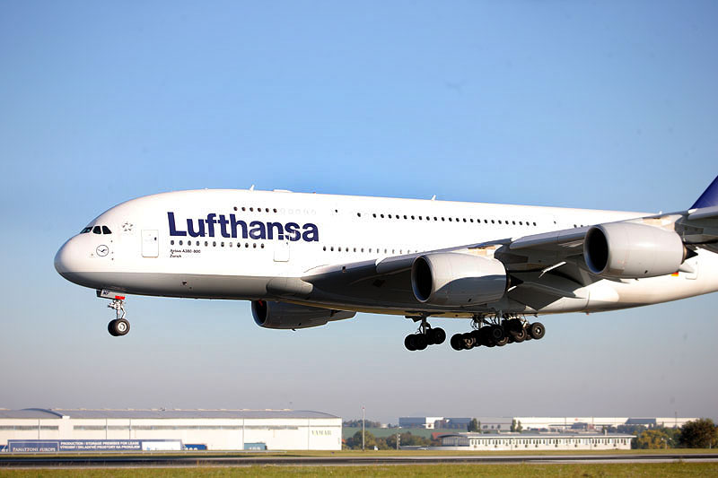 Airbus A380 má rozpětí křídel téměř 80 metrů, dlouhý je 73 metrů. 